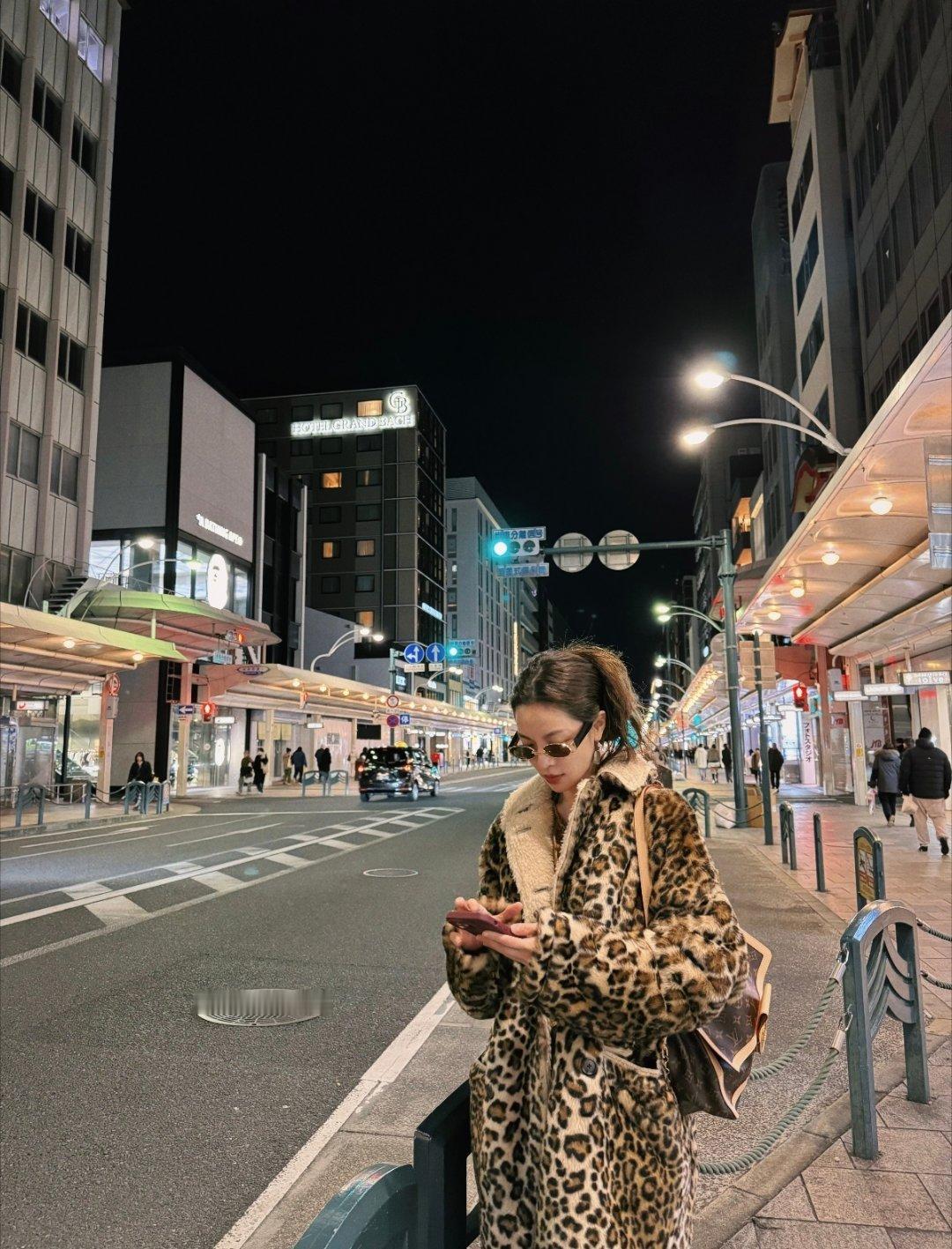 在日本旅行的钟楚曦，这姐驾驭豹纹毫无压力 