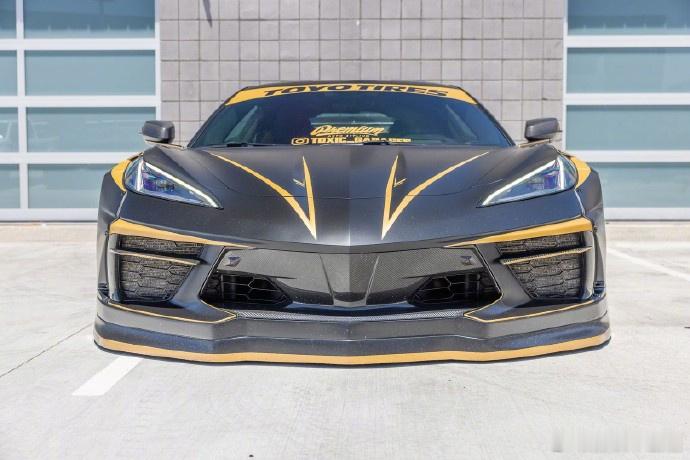 宽体贴地克尔维特Corvette C8。 