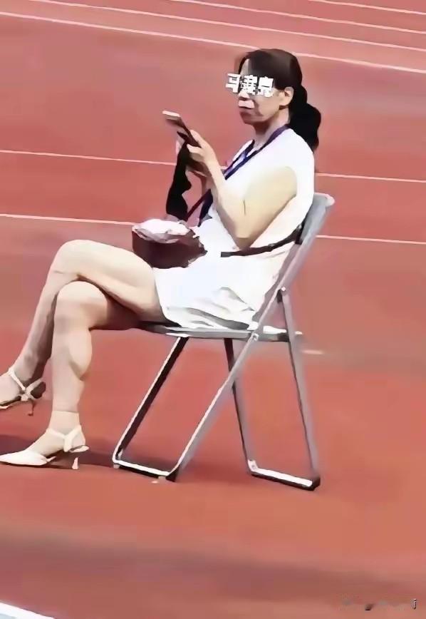 不用为她狡辩！甘肃平凉陇超联赛奏国歌事件的当事女子，身份已经彻底查清。她不是什么