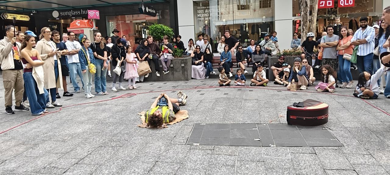 澳洲人的文化生活比较单调，娱乐的形式不多，街上一个杂耍也吸引了很多人看，现在发给