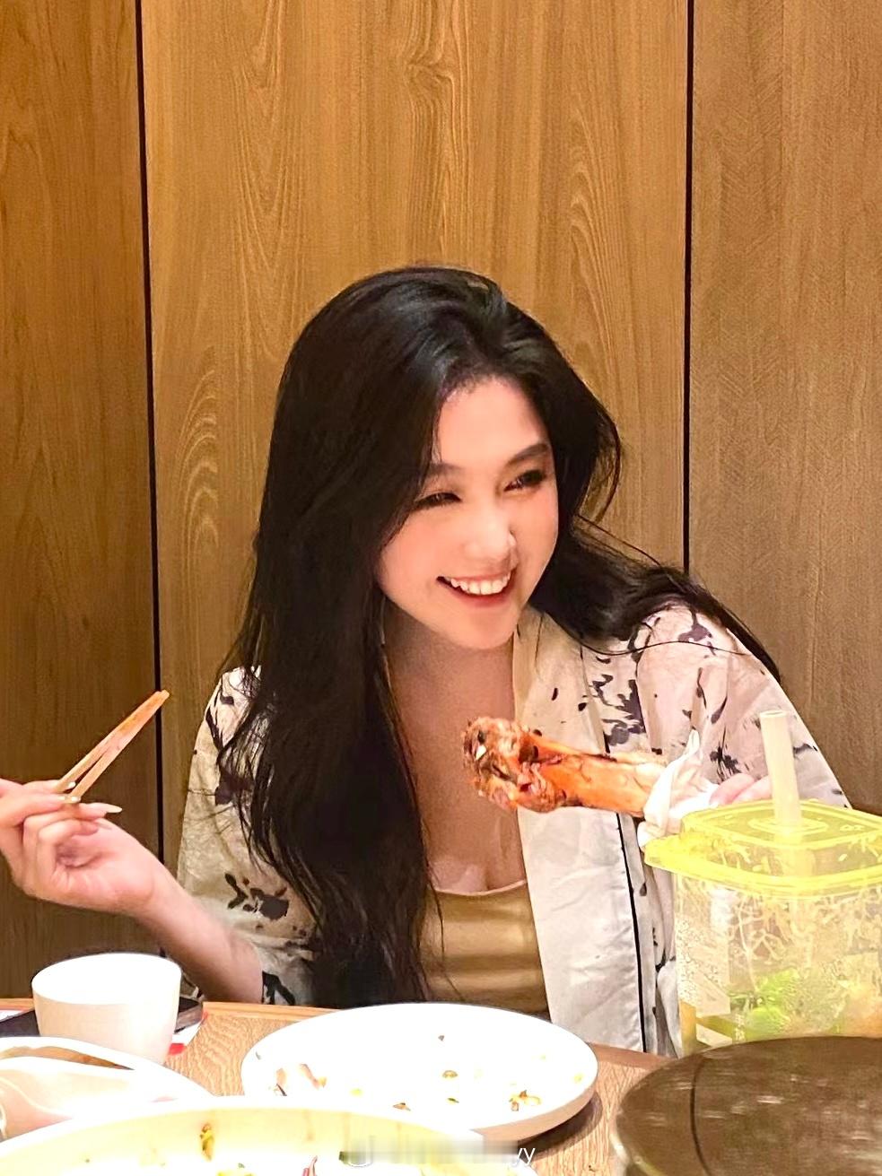 吃个大肘子三个机位拍 [求关注] ​​​