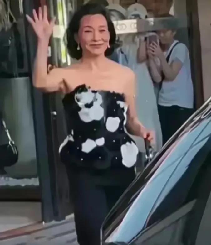 在所有的老戏骨中，比刘晓庆还猛的就只有她了！她的影后头衔比刘晓庆多，长得也比刘晓