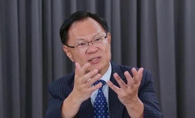 梁文杰被逼迫说，两岸关系不是“两国”关系。
前段时间，民众党民代张启楷在质询台陆