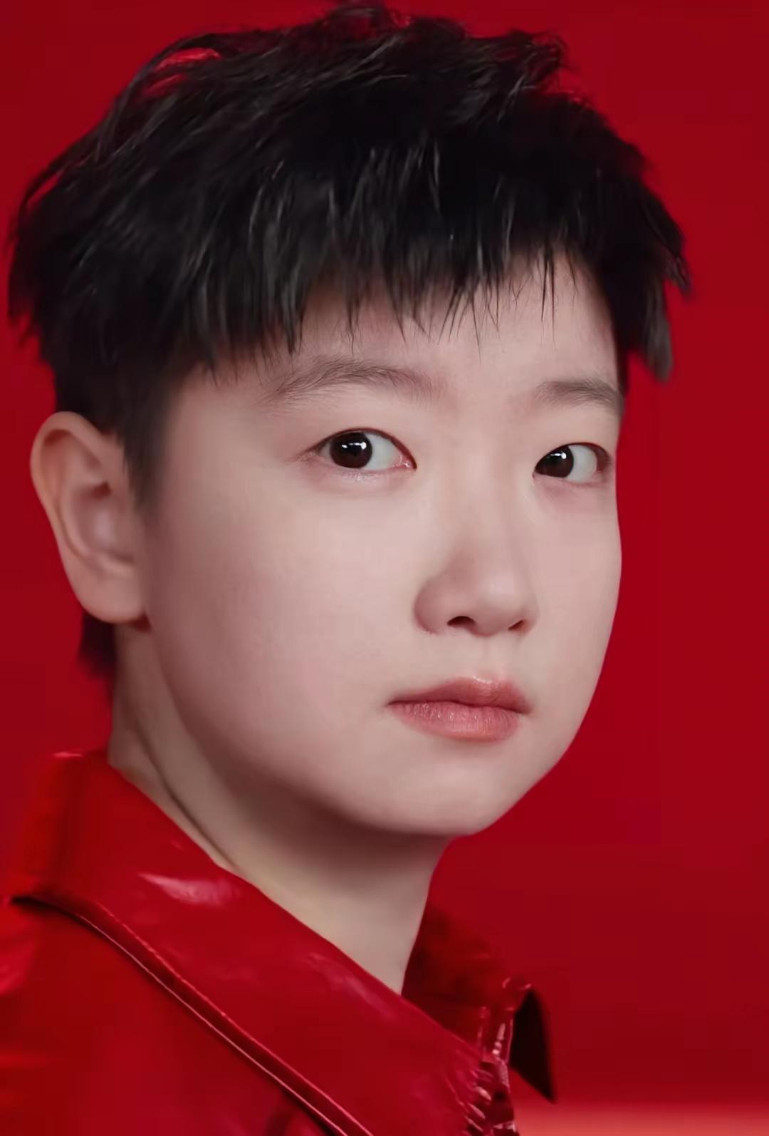 孙颖莎打球有一股狠劲和灵气，她不跟你死磕，及时抓住对方弱点，随时变换技战术，这才