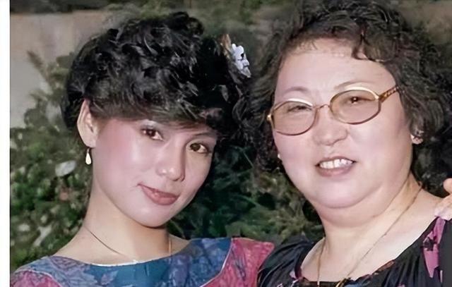 1985年，殡仪馆里放着翁美玲的遗体，身上的寿衣是自己穿上的，是拍古装戏时的戏服