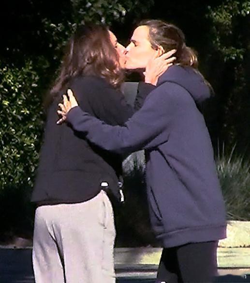 jennifer garner詹妮弗加纳在洛杉矶外出，和友人见面时两人贴脸问候，