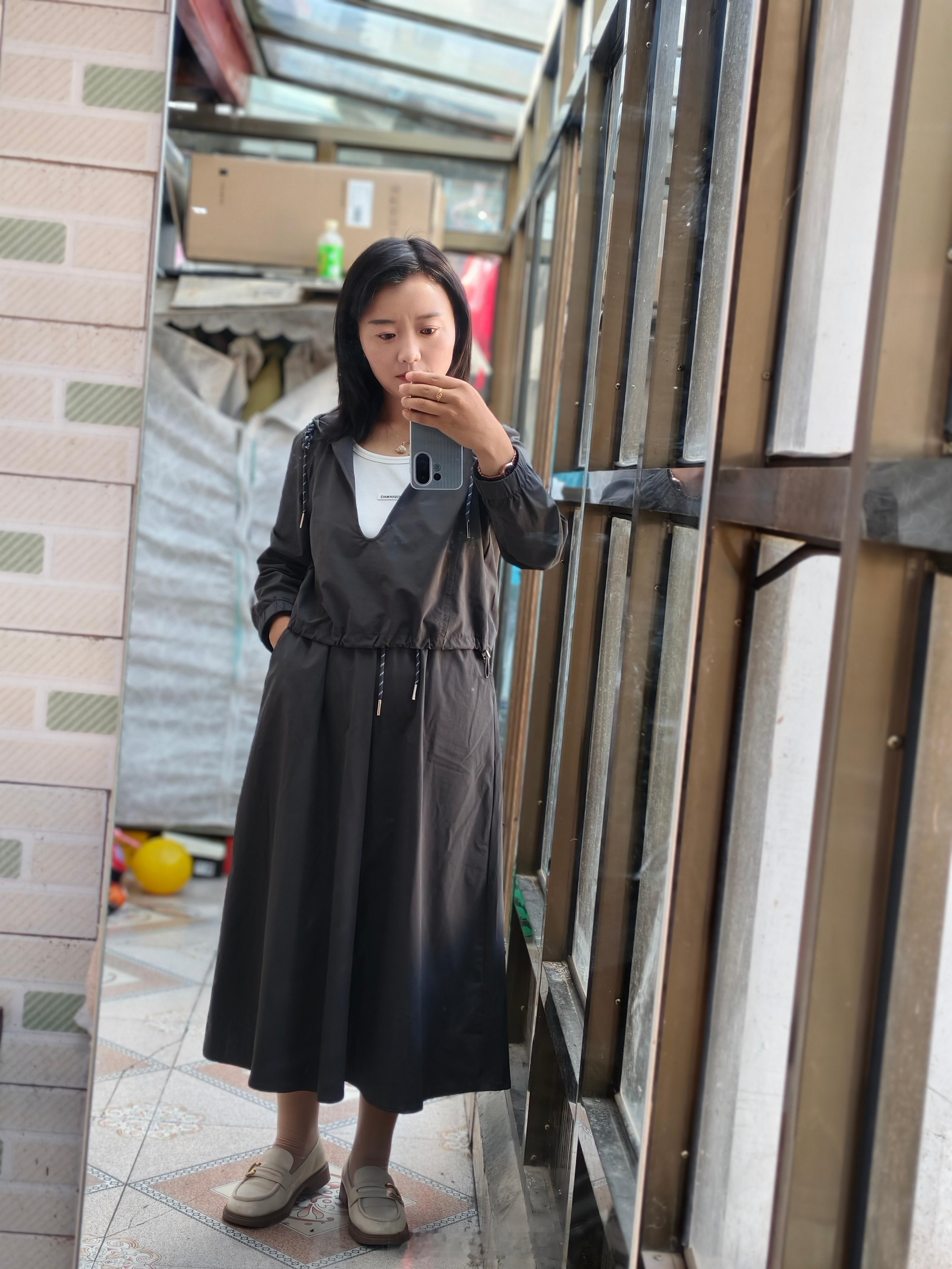 自从我从昨天夸了媳妇的自拍以后，现在是给我每日一拍。今天穿什么