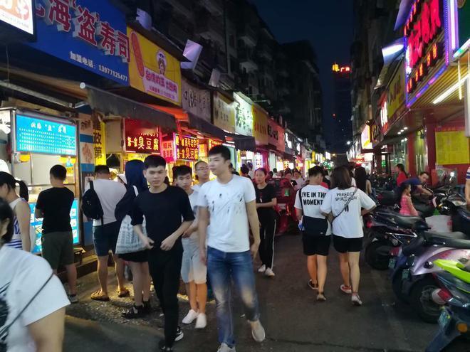 “上当了！”广东的梁先生跑到南宁旅游，晚上去了当地挺有名的西关路夜市，本来是奔着