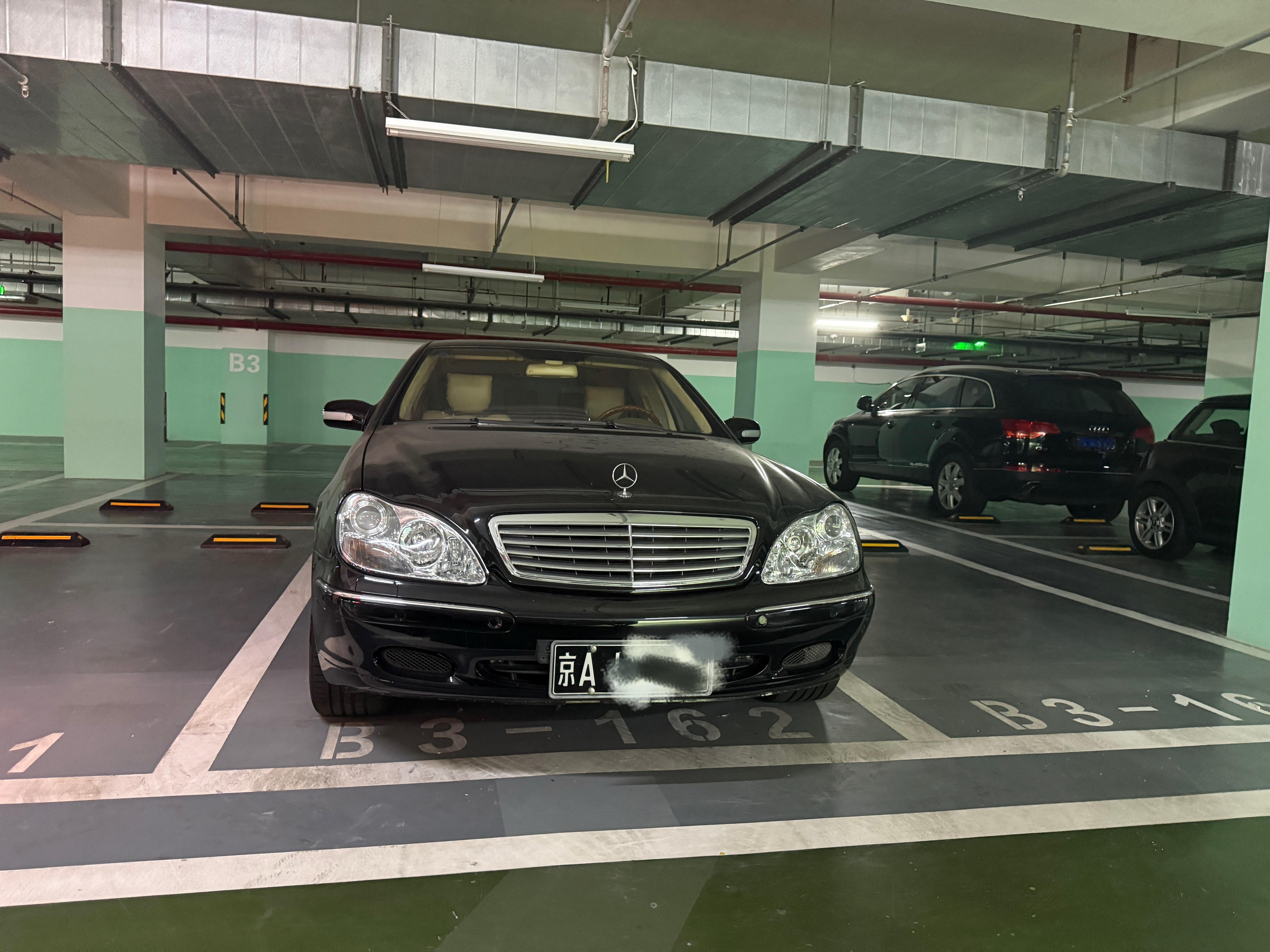 低头一看，w220 代的奔驰 S600，还是外企黑牌的，太帅了！尊严感拉满！ ​