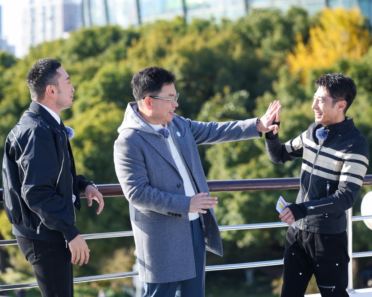 合资还在调价求生，鸿蒙智行已靠标准共建冲上8万月交付
2025年底，不少合资品牌