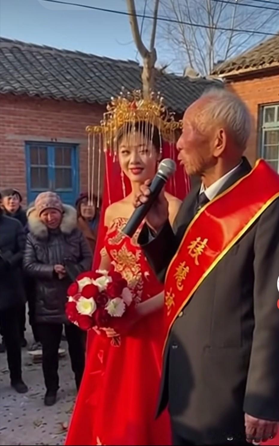 夕阳落在红砖老房上，红妆配白发，一场打破世俗眼光的婚礼在乡野间热热闹闹地开场。旁