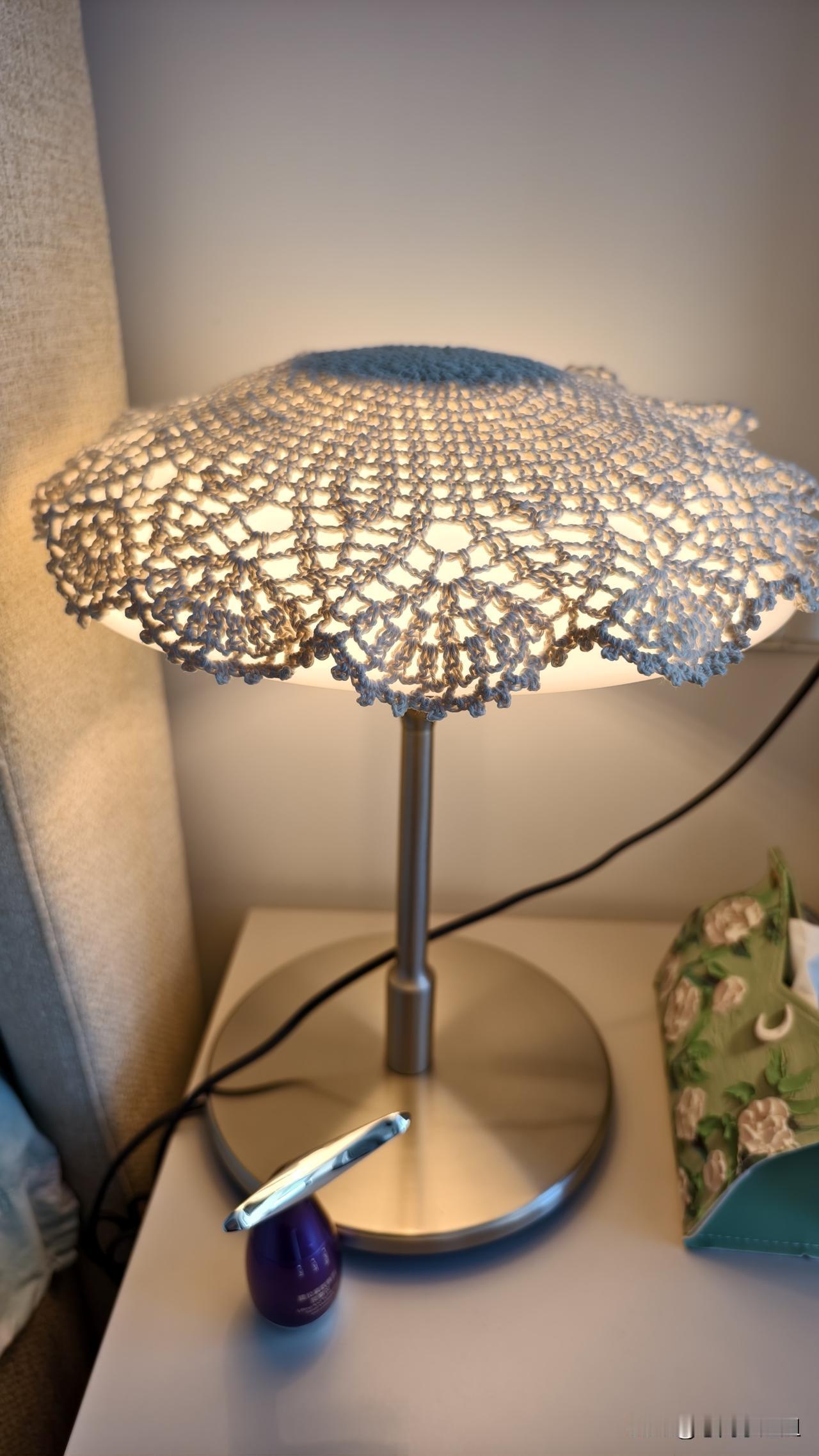 看看我的灯罩。三年前刚买来这个台灯时，我觉得光秃秃的，像是缺点什么。于是钩了这个