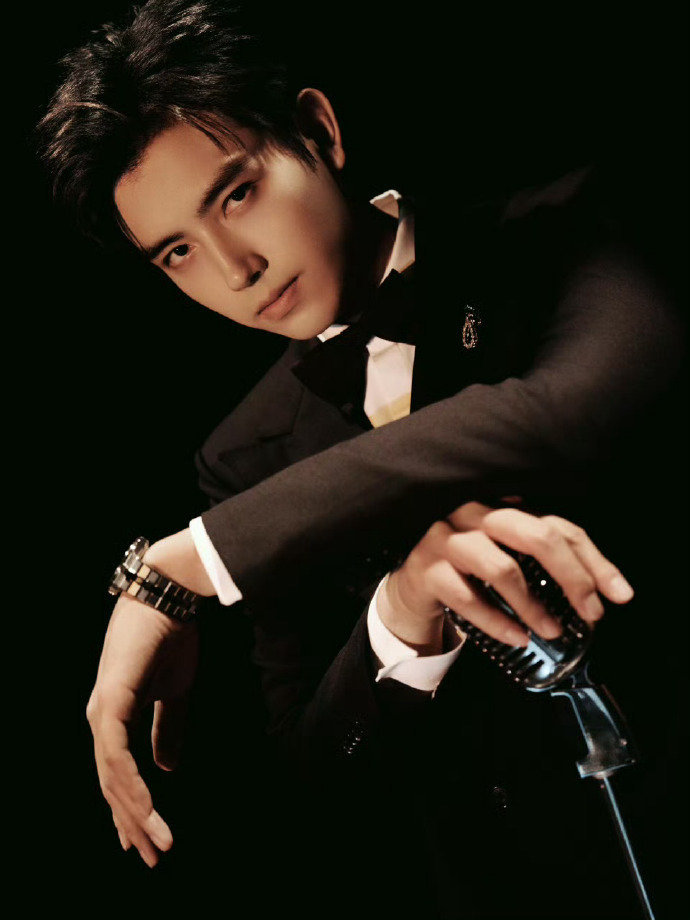 陈飞宇穿西装直接解锁daddy级别魅力！笔挺版型衬得宽肩窄腰超优越，硬朗轮廓自带