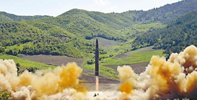 奉陪到底，中方专机抵朝前，朝鲜亮出集束弹头，日韩防长紧急通话。前脚还在造谣中朝关