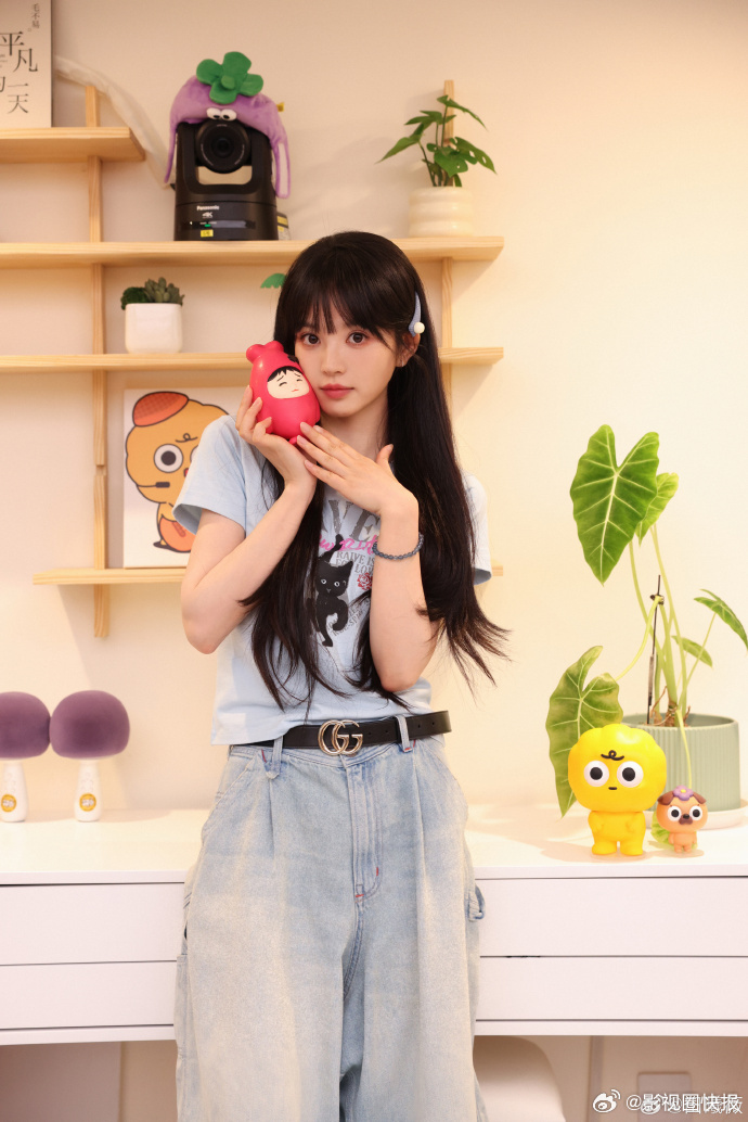 田曦薇你知不知道你很可爱我真的很吃田曦薇的颜从拍立得里和朋友挤着笑，到抱着玩偶装