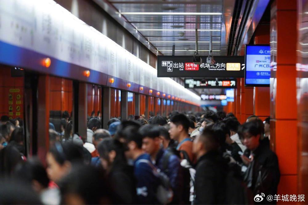 【#广州地铁嘉禾望岗站又刷屏了#！这个“青春分岔路”车站曾跃升客流第一宝座】“下