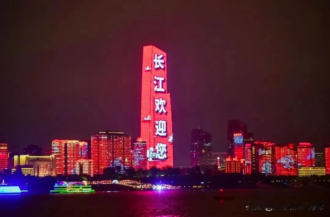 金秋国庆假期，正是出游的大好时光，我欣然踏上了武汉之旅。
 
武汉，这座英雄城市
