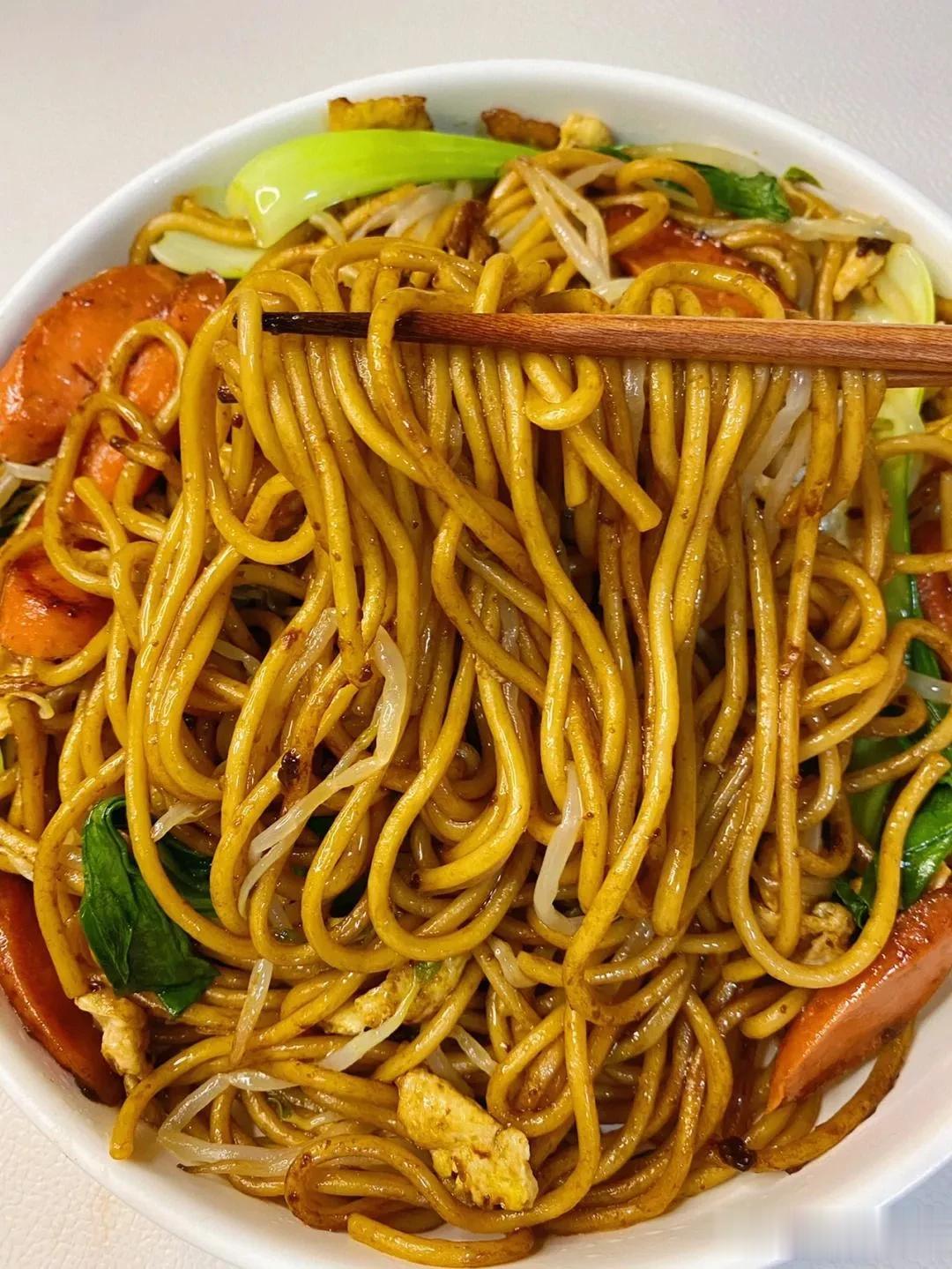 #十月美食录# 
食材：面条，鸡蛋，小葱，大蒜，小米椒，绿豆芽，青菜，火腿肠；
