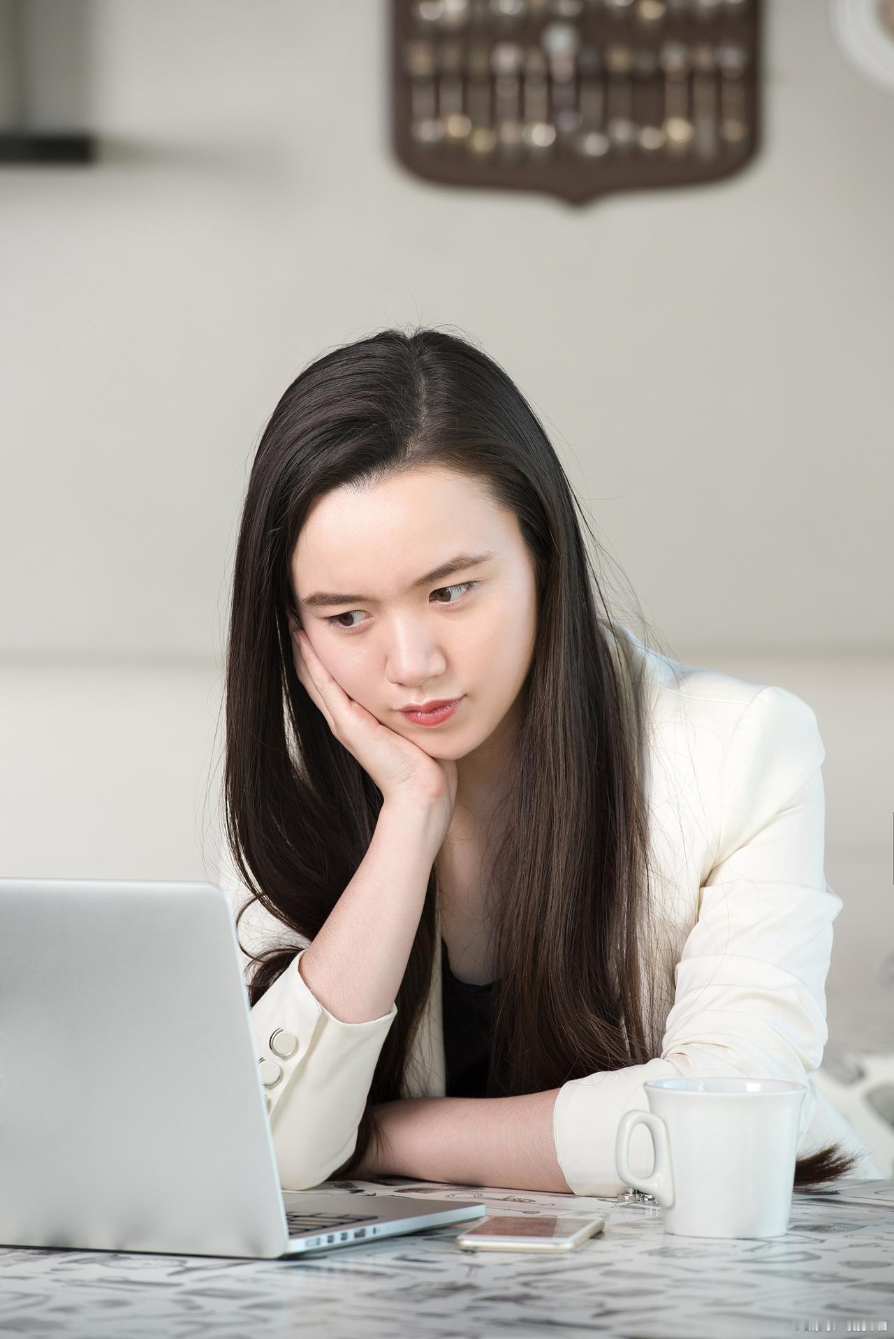 男孩了缺钱，女孩子无奈剩下。
       我认为，优秀女孩子都要找有钱的男人，