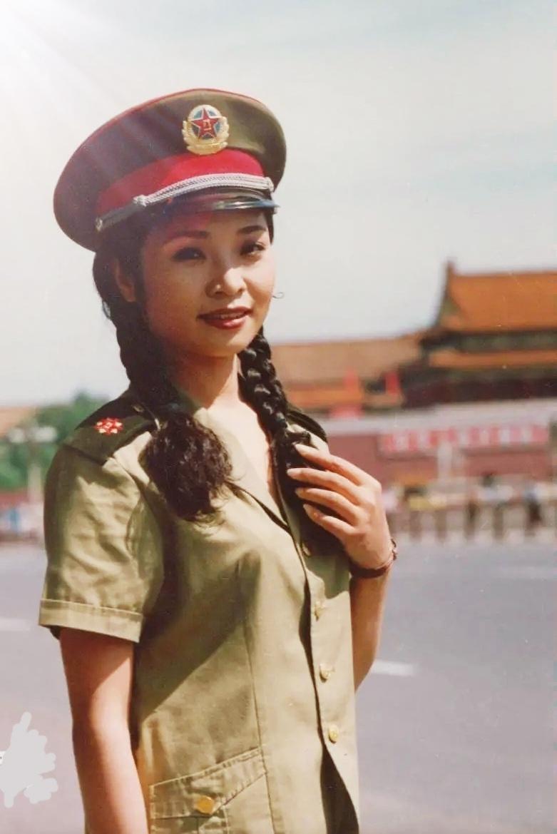 那个时候，川妹子李丹阳已经是火箭军的青年军旅歌唱家了。入了伍了，还舍不得她那两条