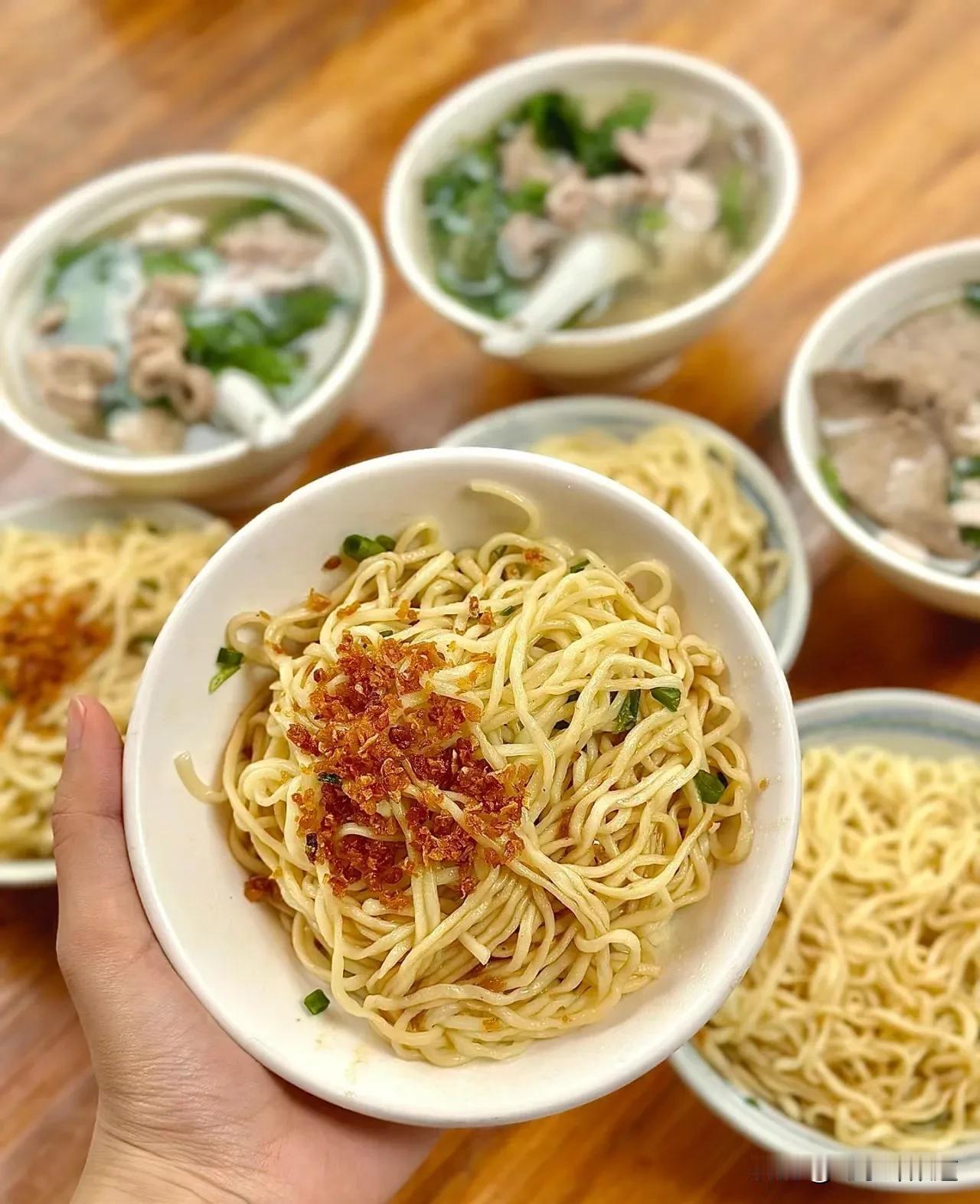 国庆记得转屋夸食腌面呀[飞吻] ，十元一份的早餐，有汤有面大家觉得划算吗？