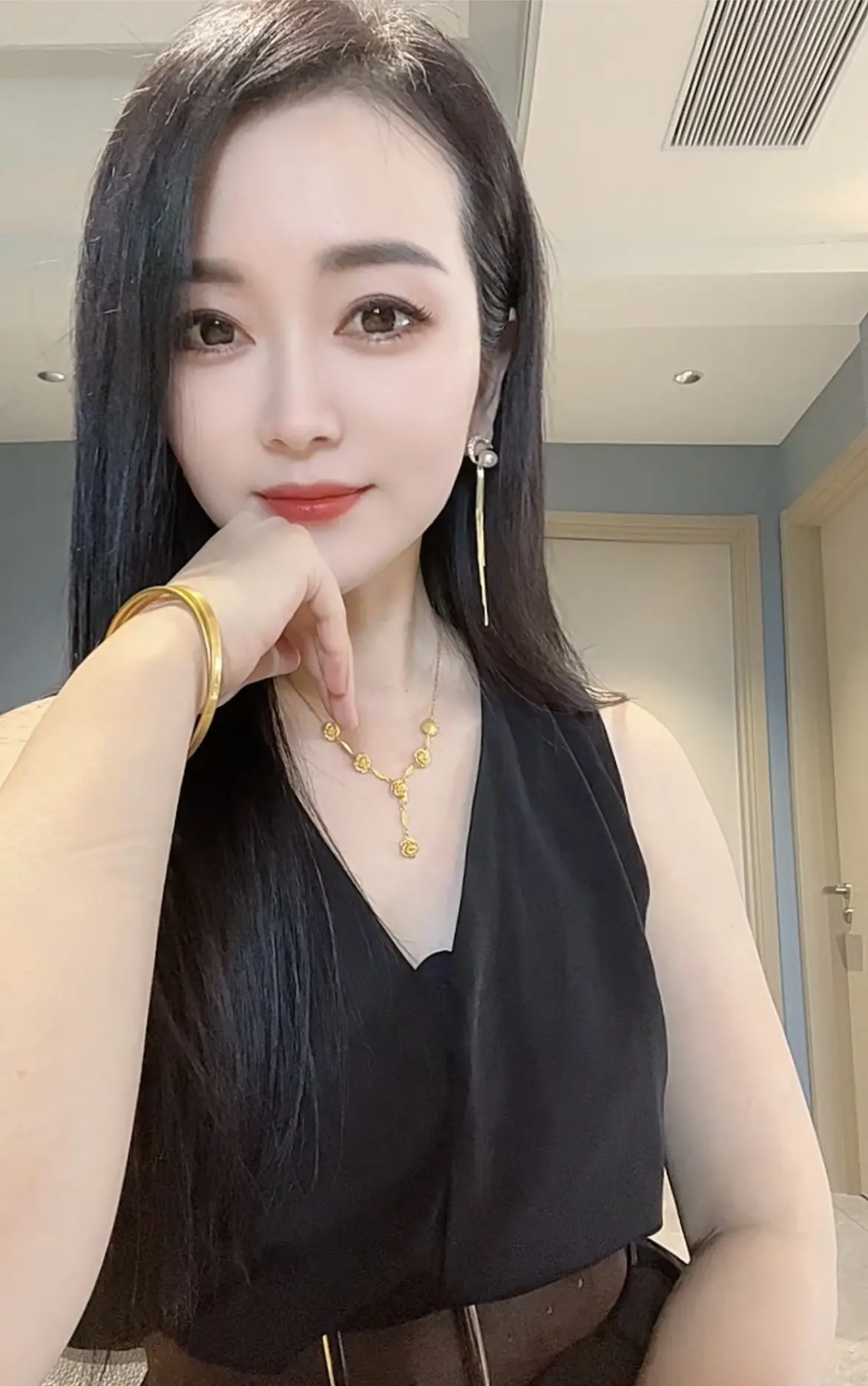 我该如何写我呢，写我如今有了鱼尾纹，写我开始有白头发，写我青春已不。 ...