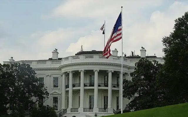 美国人终于把那层窗户纸挑破了！美国一流战略专家抛出一枚重磅判断，毫不遮掩地承认：