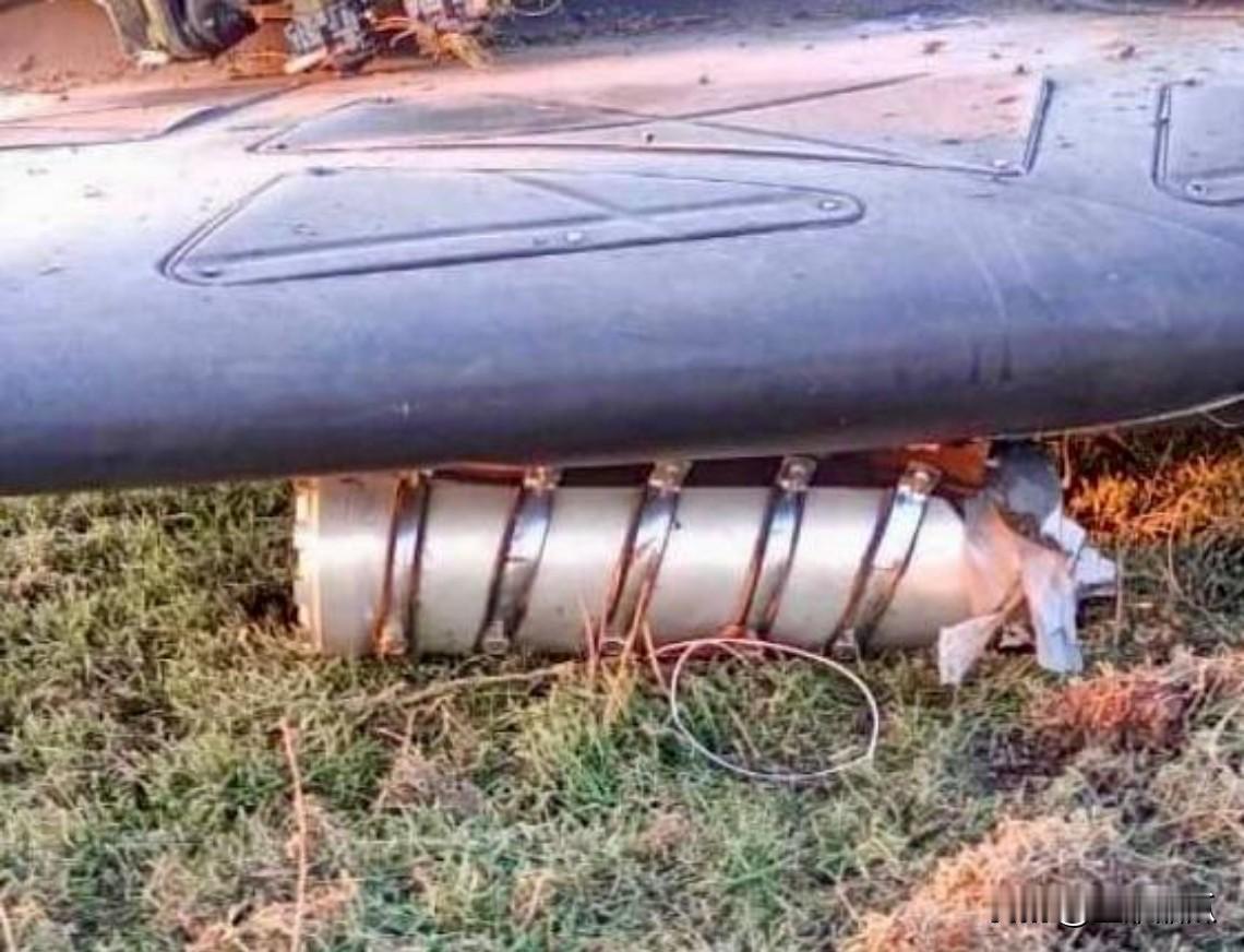 轮到乌克兰害怕了，乌克兰从捡到的小摩托发现，上面安装有PTM-3反坦克地雷，可在