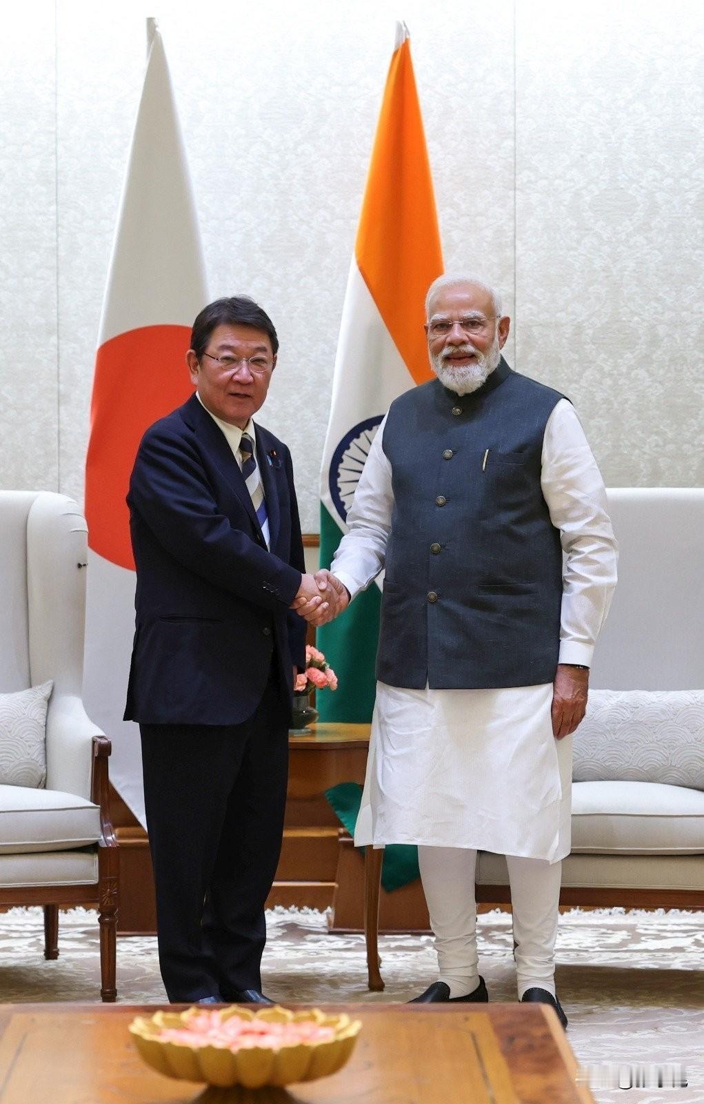 印度总理莫迪今天发文说：“热烈欢迎日本外务大臣茂木敏充到访。双方再次确认，日印全