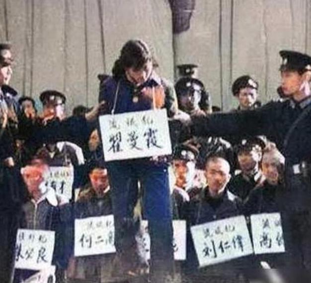 1983年，年仅25岁的“女流氓”翟曼霞被带到了刑场，而当法警举起步枪准备开枪之