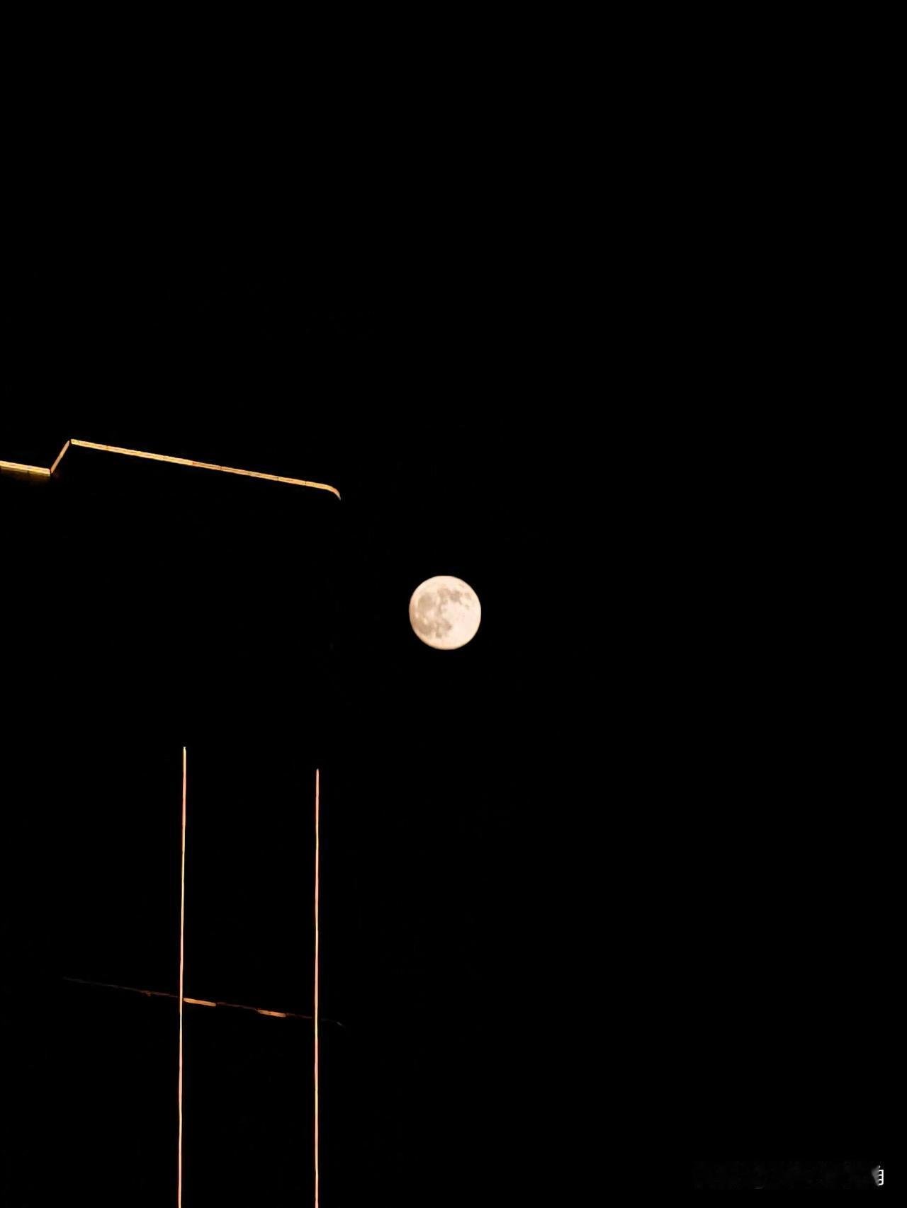 要说中秋的鲜活烟火气，还得是汕头。中秋夜的长空里，皓月升至中天，海湾沿岸晚风轻拂
