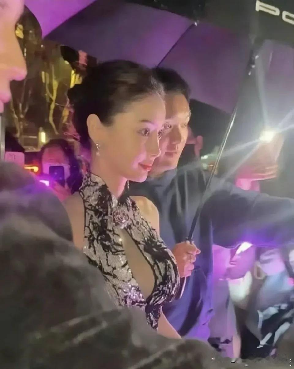 杨颖看起来那么结实，肯定不是天生的。跟她的身体比例也不太协调，感觉像是用了什么科