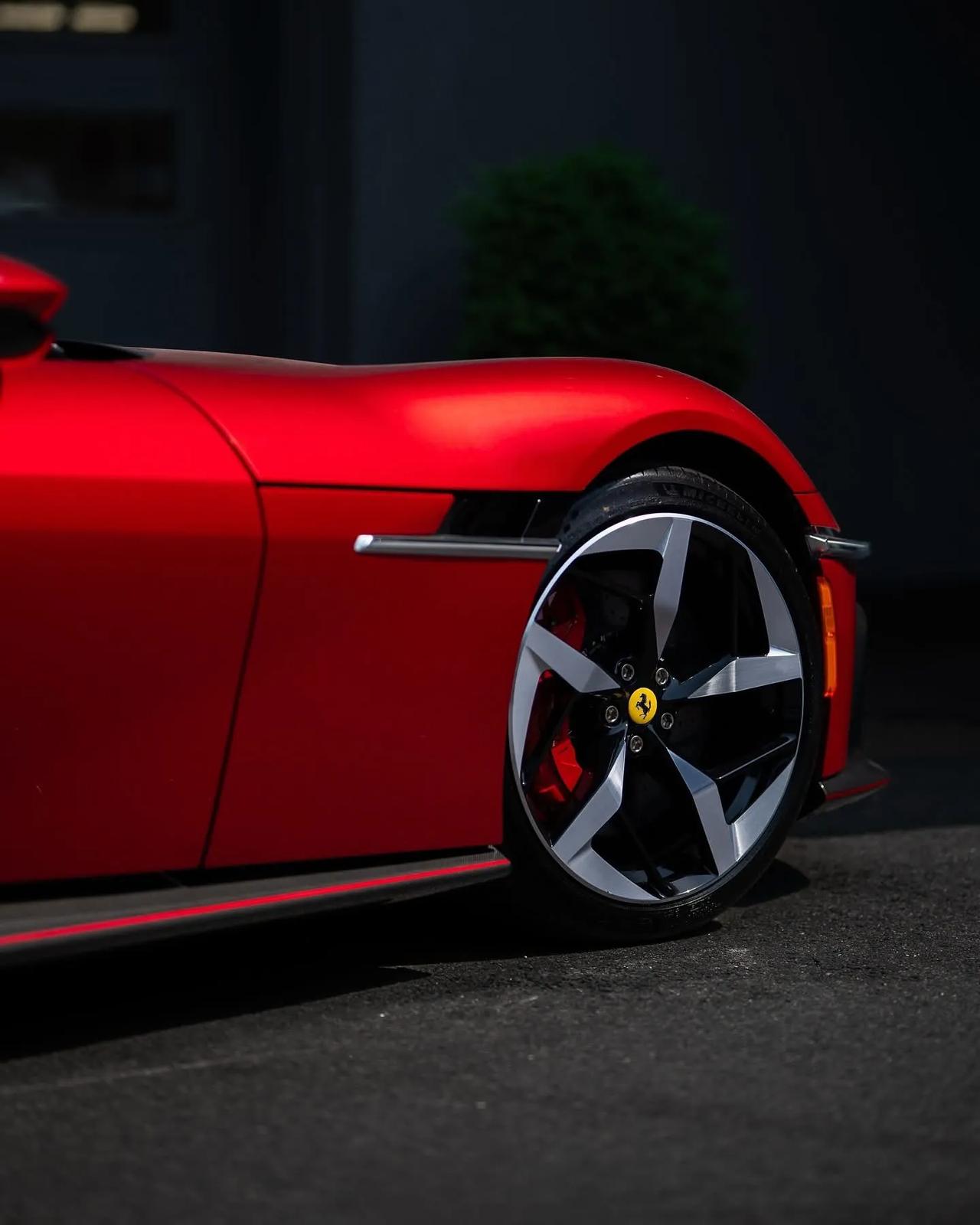 ❤️❤️❤️FERRARI
💙💙💙12
🖤🖤🖤Cilindri ​​