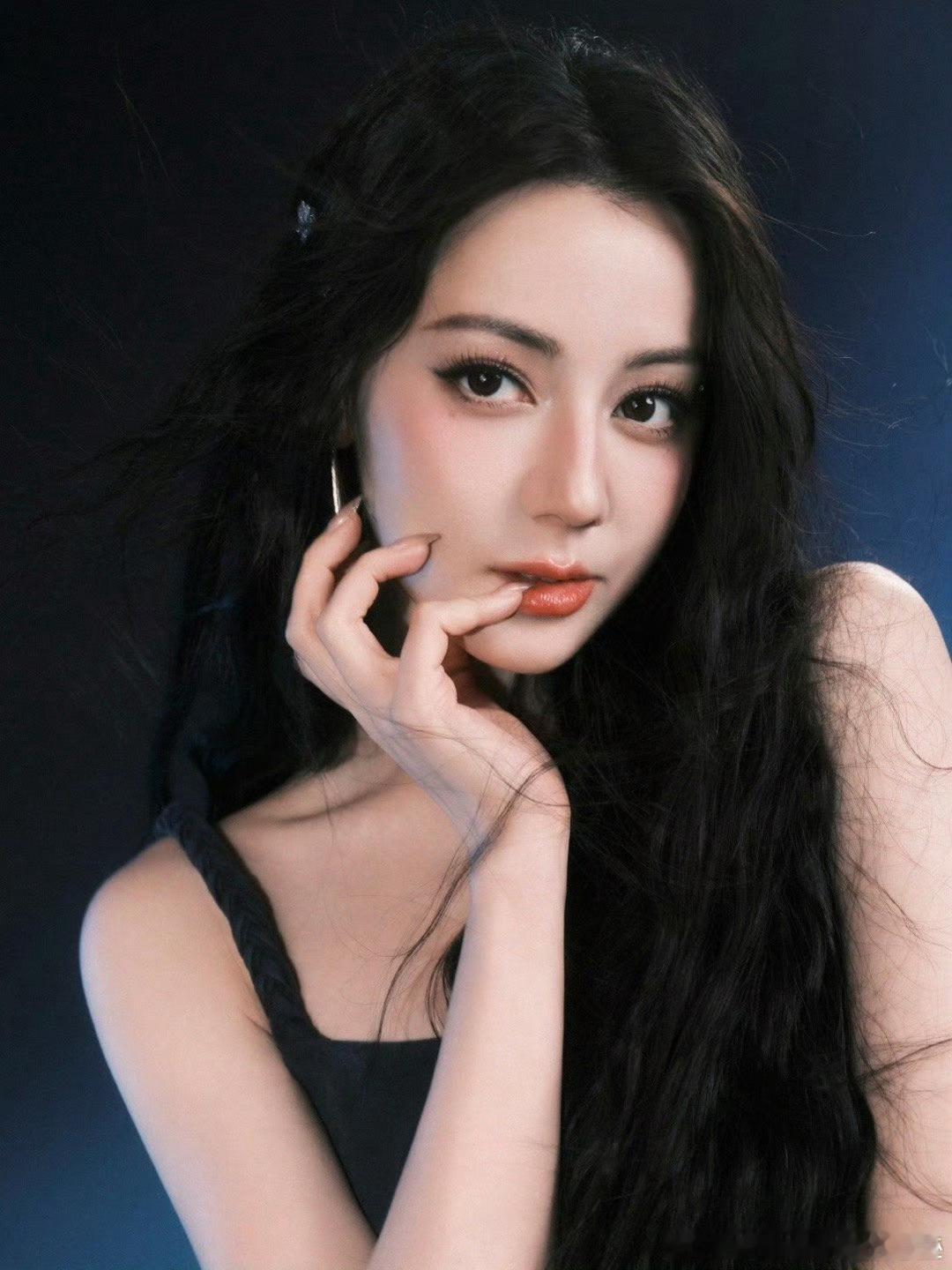 迪丽热巴家人们觉得我今晚可以成团吗我的剧综搭子答案是肯定的！迪丽热巴又美又飒，业