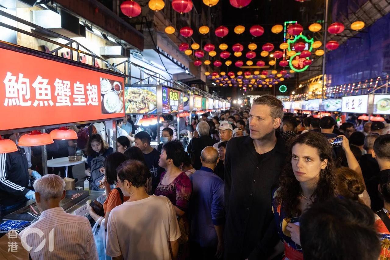 昨晚的庙街夜市，到晚上9点多，不少档主表示，开档两个多小时生意额已达标，更做到“