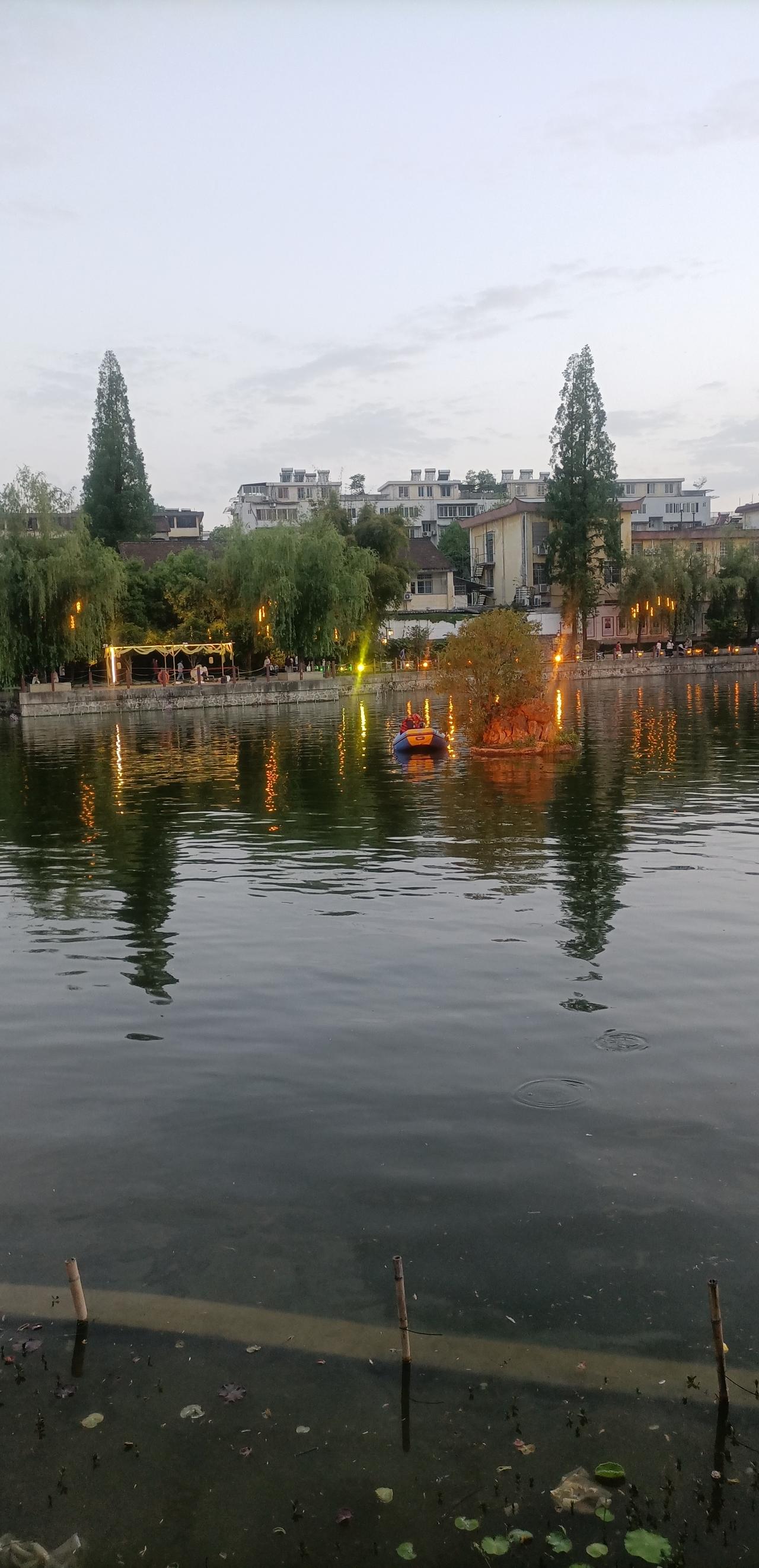 【春之韵·万事藏于心】春日生活打卡季

晚风吹人晕，
万事藏于心，
何以言，何能