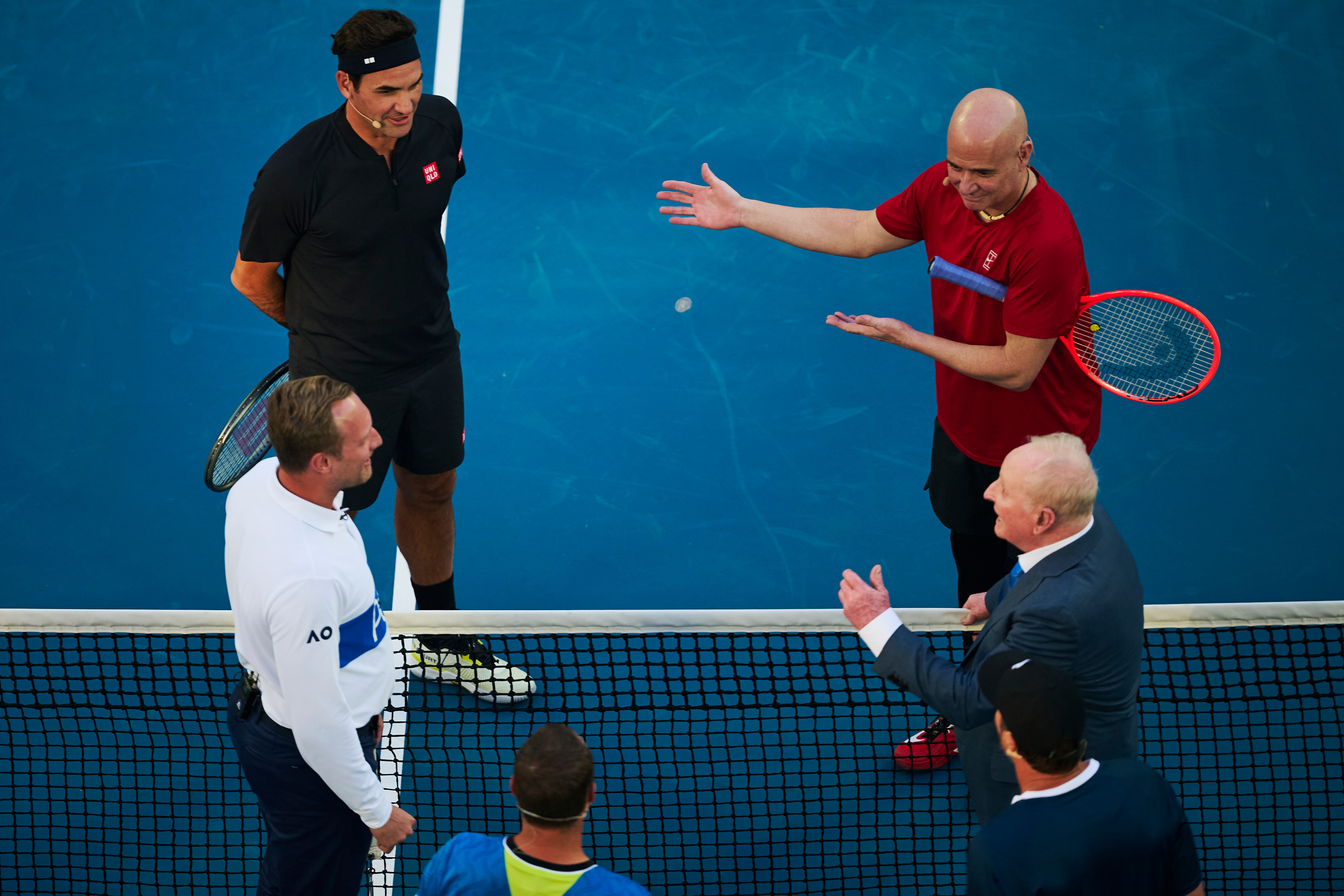 名场面！罗德拉沃尔在Rod Laver Arena为费德勒阿加西对阵休伊特拉夫特