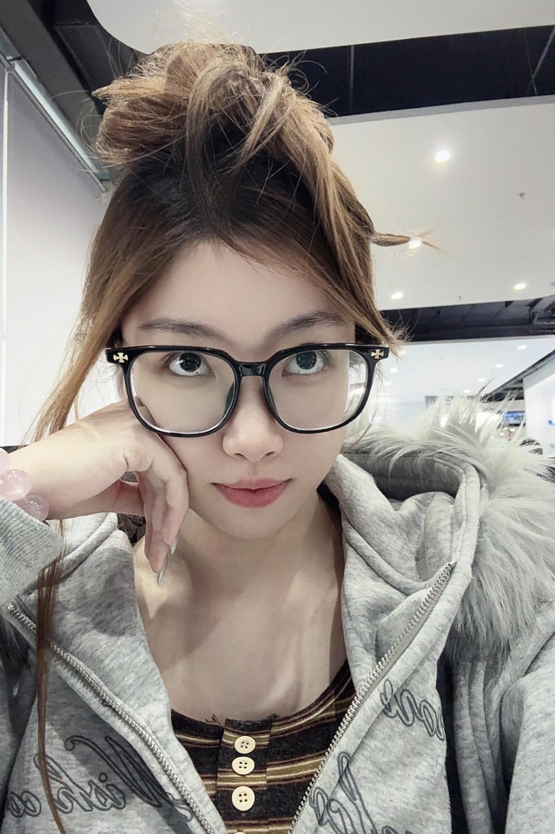 我不喜欢化妆 爱素颜朝天的蹲在路边大口吃好吃的 然后幸福的眯着眼笑 如...