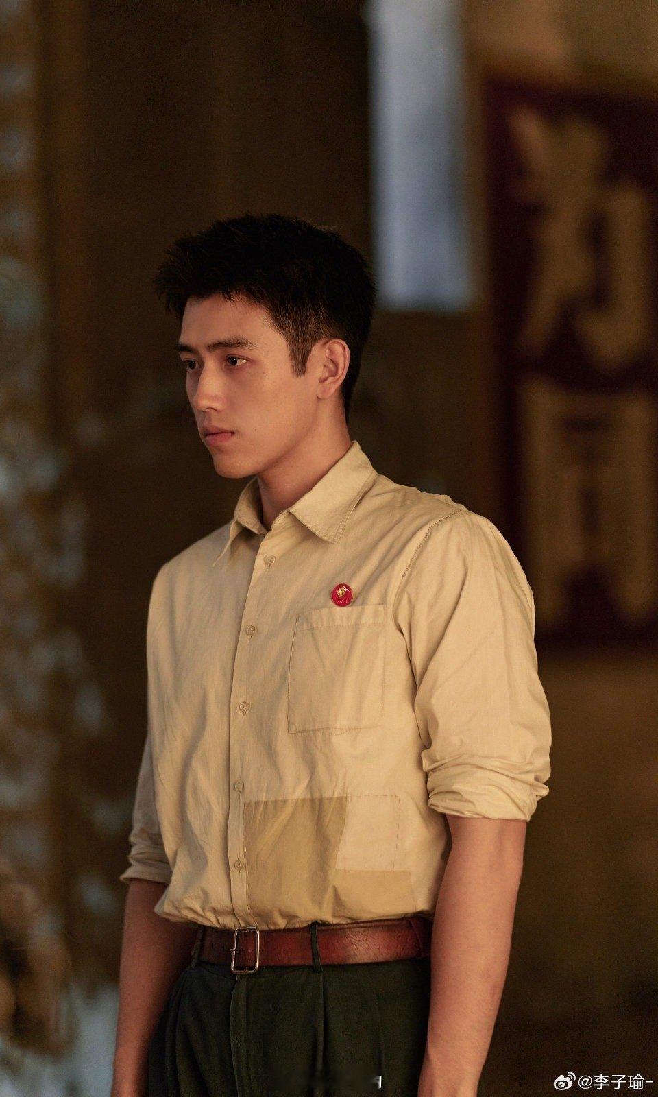 陈飞宇戏路纯真年代的爱情 陈飞宇演纯爱戏真的太会了，眼神里那种深情又克制的劲儿，