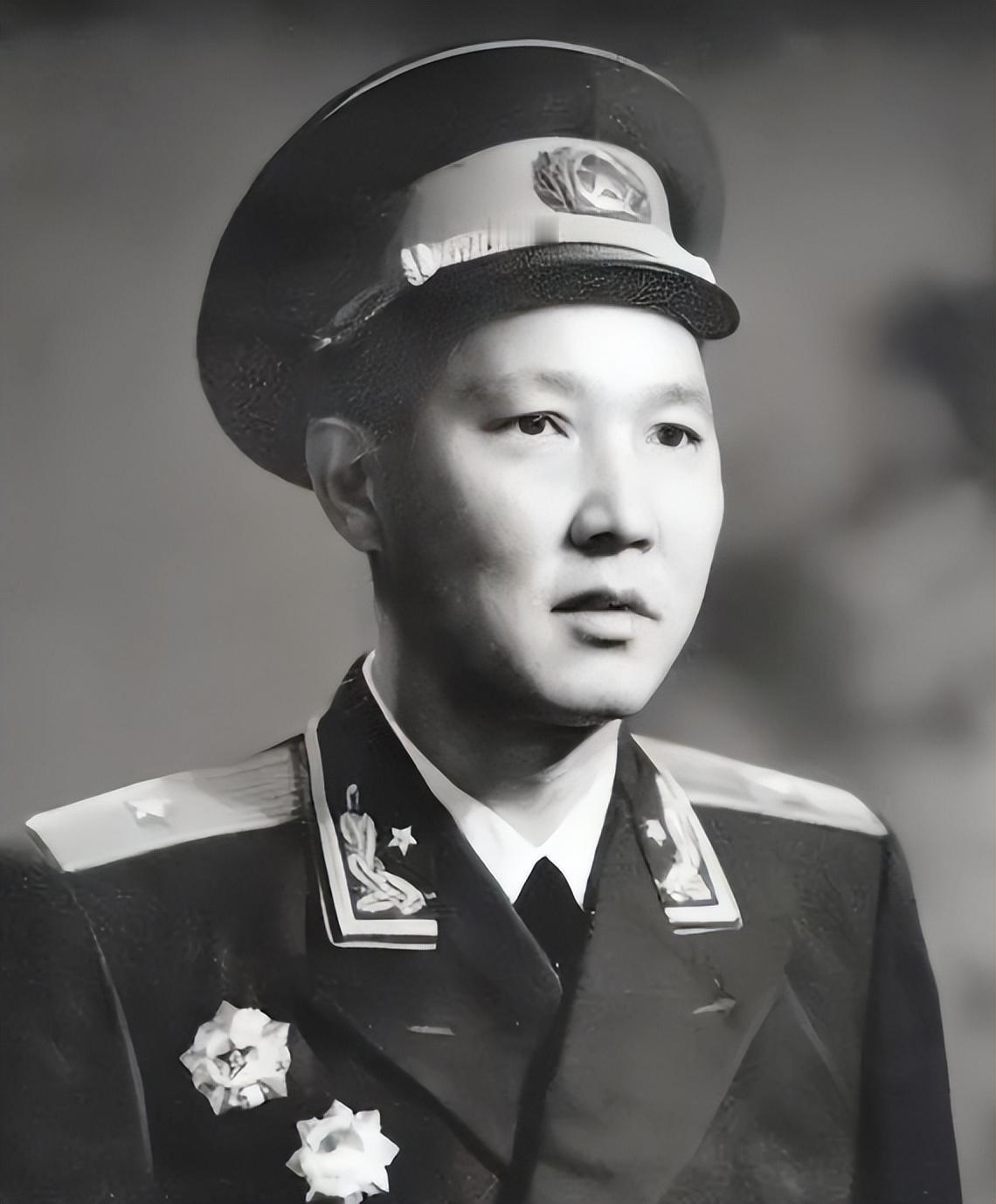 1951年5月，10万志愿军陷入美军合围，彭德怀连忙向毛主席求助，毛主席答复8个