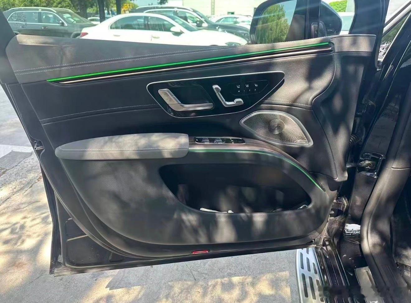奔驰EQS SUV 500  黑车黑内 选装座椅通风 柏林音响 指导价94290