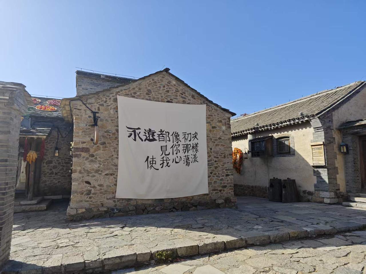 老公跟单位出游去了，头一回享受单位福利，兴奋得跟个大傻子似的，一路给我发风景照，
