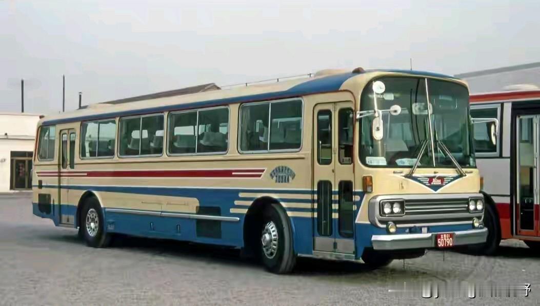 90年代早期的进口日野客车也算是当年公路客车的天花板。当年国内的许多客车仍是使用