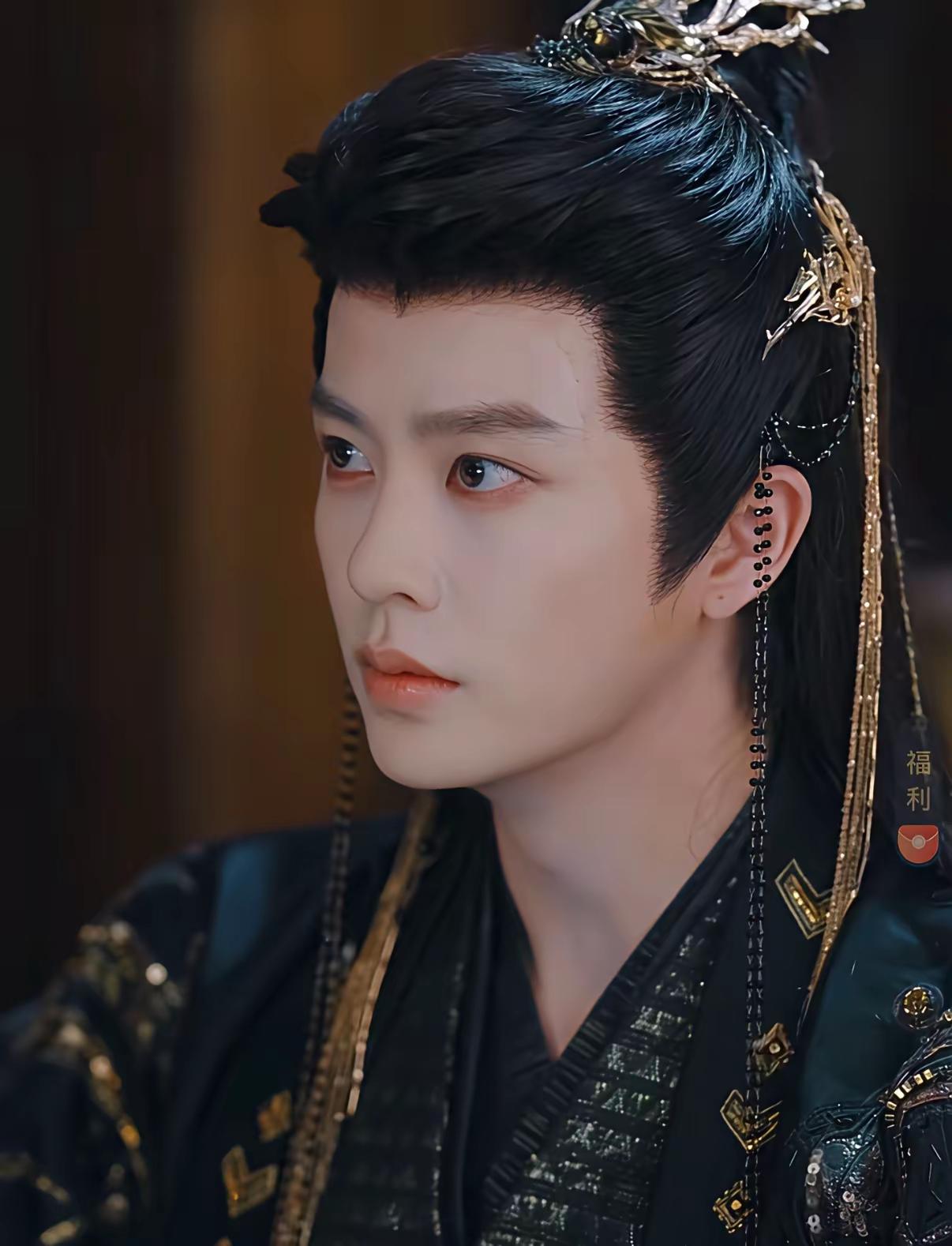 我同事今儿跟我打赌
硬说他俩是同一人
其实也不能怪同事分不清
他俩确实有几分神似