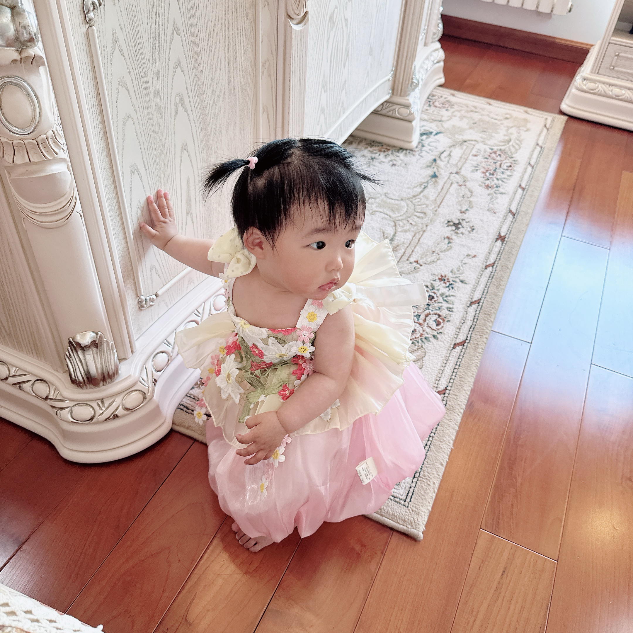 今天太热啦我做主！都穿上妈妈买的漂亮小裙子！！小女孩的衣服真好看啊等我长小了我也