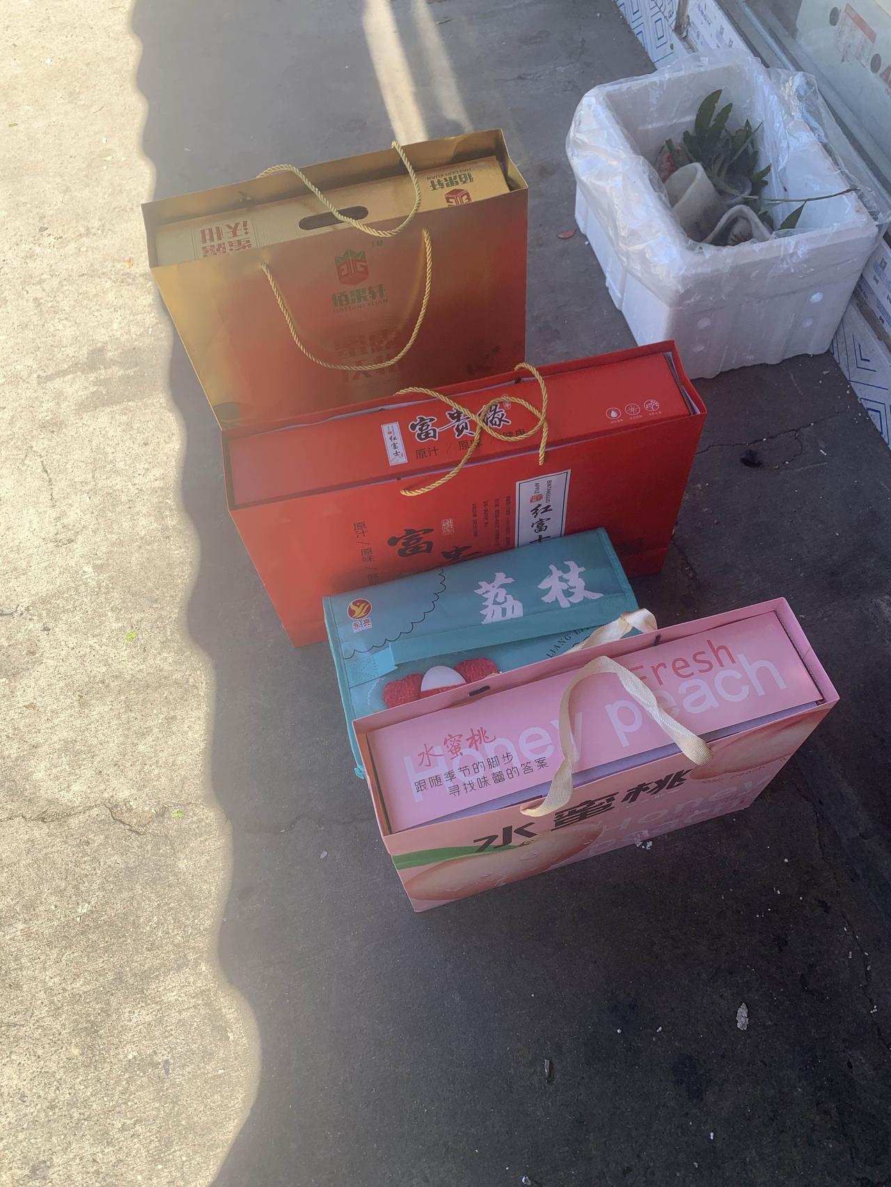 马上过端午节了，虽然现在生意难做，但有几个客户还得维护。今年效益不太好，没挣着钱