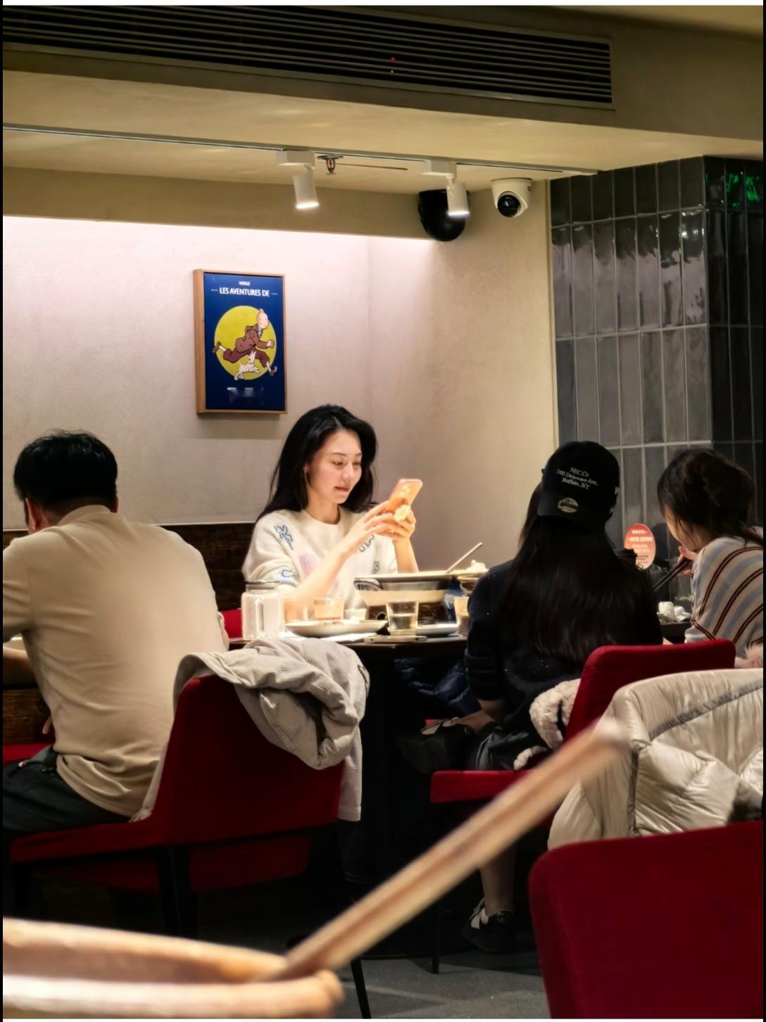 天啊，近距离看大明星，素颜皮肤依旧好。