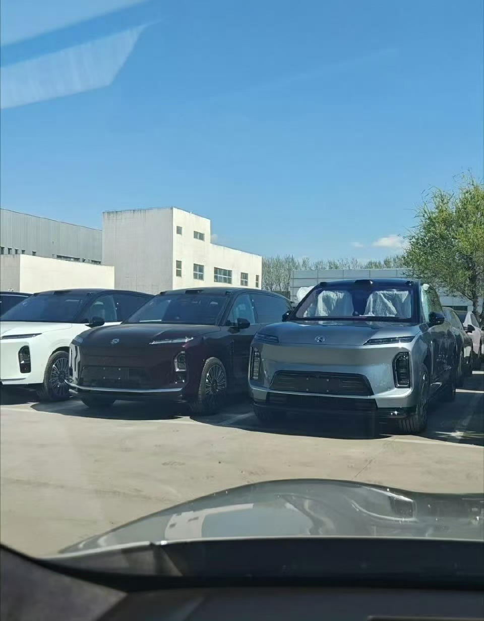 银灰色的蔚来ES9，比ES8大了一整圈！大就是好，好就是大。 