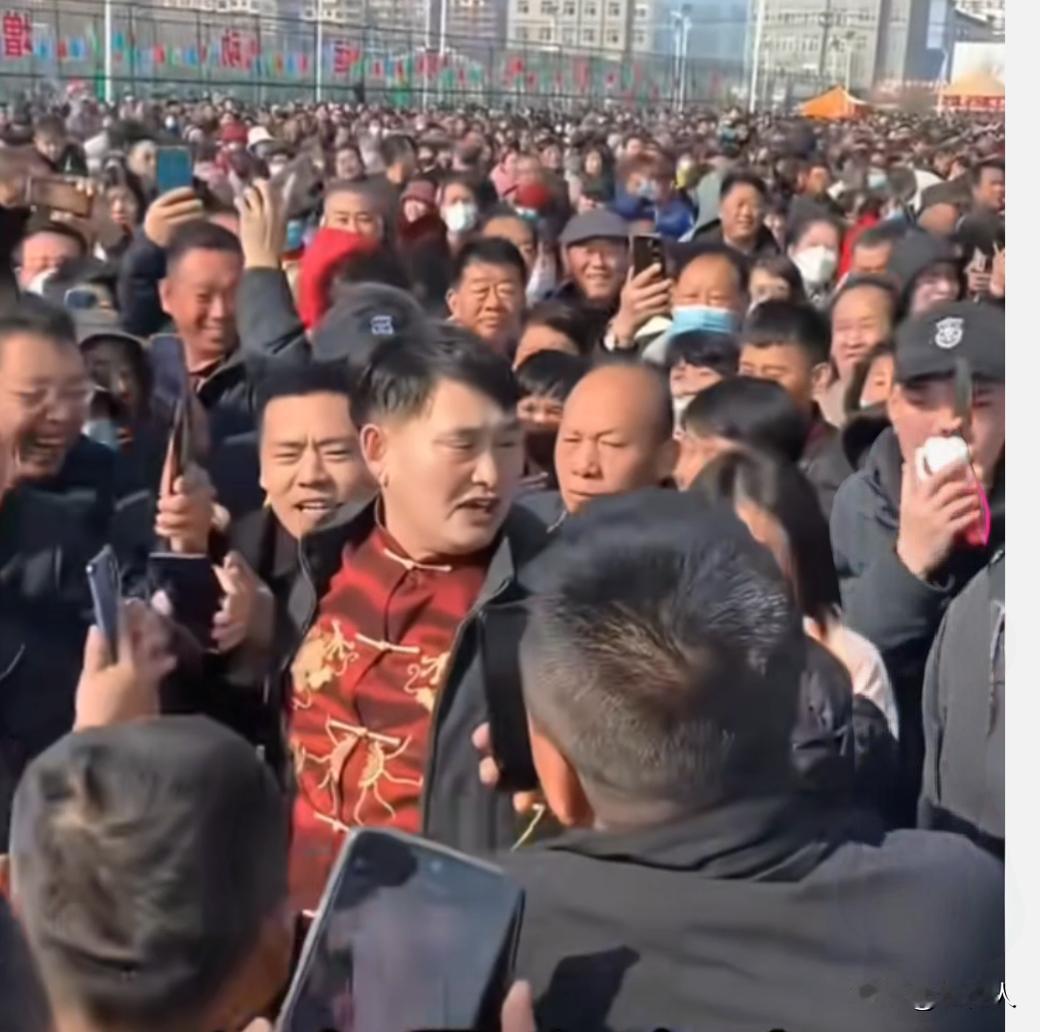 朱之文参加户外商演，粉丝热情高涨。把活动现场围的水泄不通，整的安保人员都不好维持