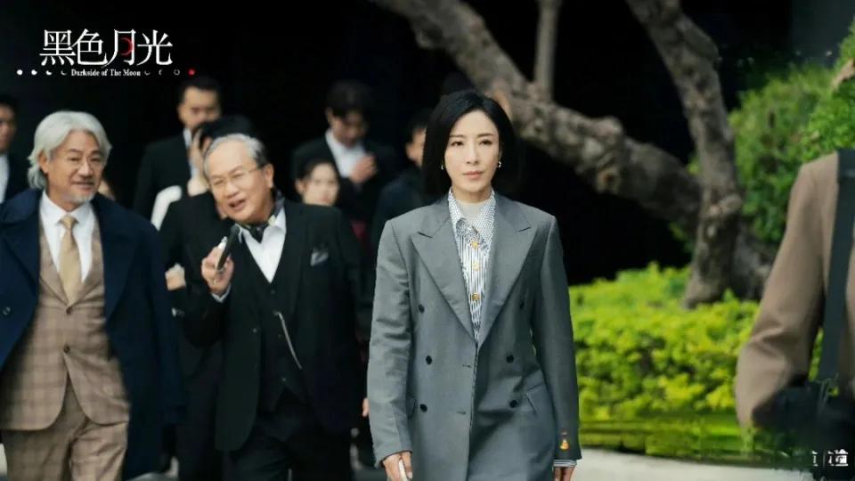 内娱古装剧扎堆了，一部接一部的扑街，倒是TVB的两部剧赢麻了。追的停不下来，竞逐